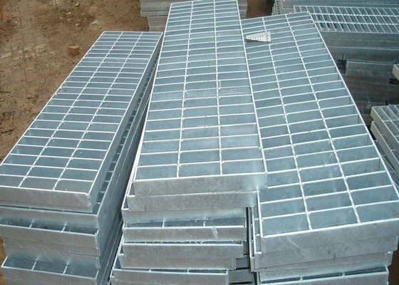 China Calzada de rejilla de acero galvanizada resistente a la corrosión del metal de la plata 32 x 5 proveedor