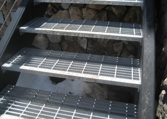 China Superficie galvanizada de acero galvanizada al aire libre de la inmersión caliente de las pisadas de escalera del SGS proveedor