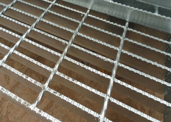 China Reja de acero serrada galvanizada para el material de la placa de piso Q235low Cardon proveedor