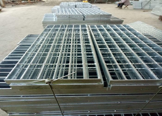 China Pisadas de escalera del metal de ASTM Q235 SS304, pisada de escalera del acero inoxidable 25 x 3 proveedor
