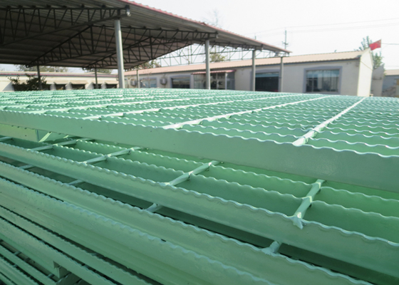 China El PVC cubrió la calzada de rejilla de la prolongación del andén, plataforma serrada galvanizada de la rejilla del metal proveedor