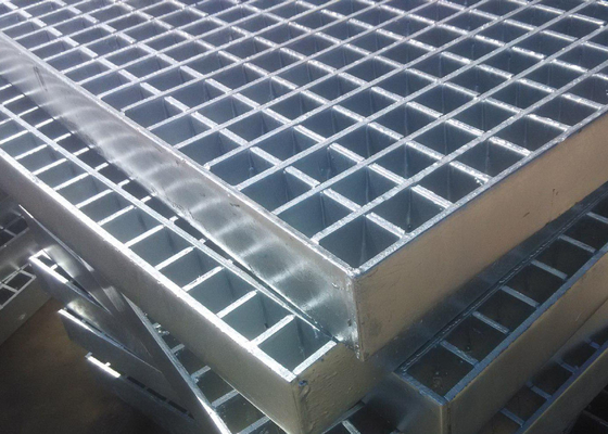 China las rejillas industriales del piso de 70m m x de 6m m galvanizaron la barra cruzada 8m m x 8m m de la plataforma de rejilla de acero proveedor