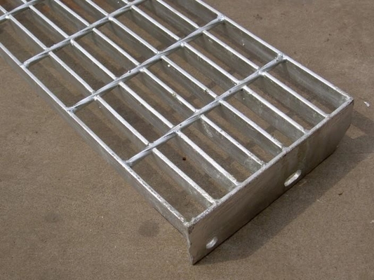 China Pisadas de escalera de acero galvanizadas T5 T4 con la placa a cuadros para el piso de la industria proveedor