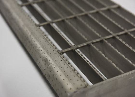 China Pasos de acero galvanizados compuesto, pisadas del paso del metal con la placa a cuadros proveedor