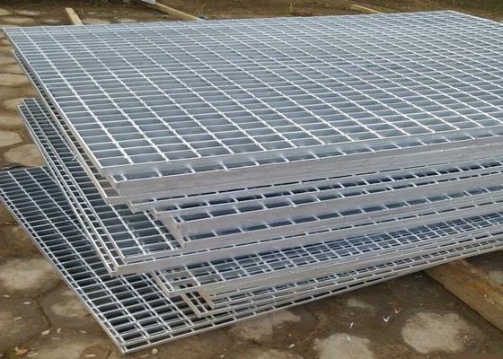 China La fragua estándar 25x3 galvanizó el tipo plano material de acero de la reja A36 proveedor