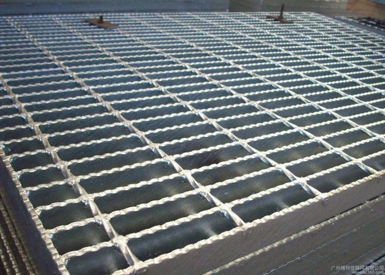 China ISO9001 serró la reja de acero para solar el espaciamiento modificado para requisitos particulares de la barra cruzada proveedor