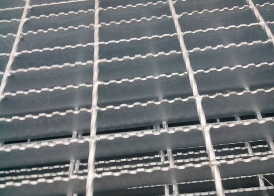 China Reja serrada soldada con autógena de la barra de acero, reja resistente de la barra del diverso tamaño proveedor