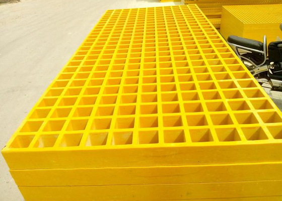 China Los paneles de rejilla plásticos lisos, suelo plástico de la rejilla de 38 x 38 agujeros para la calzada proveedor