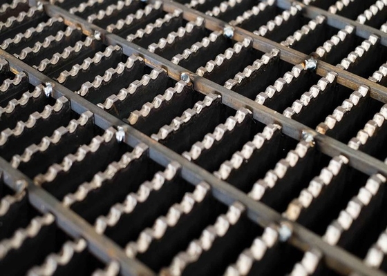 China Material exterior serrado del acero de carbono de las pisadas de escalera del metal de la resbalón anti Q235A proveedor