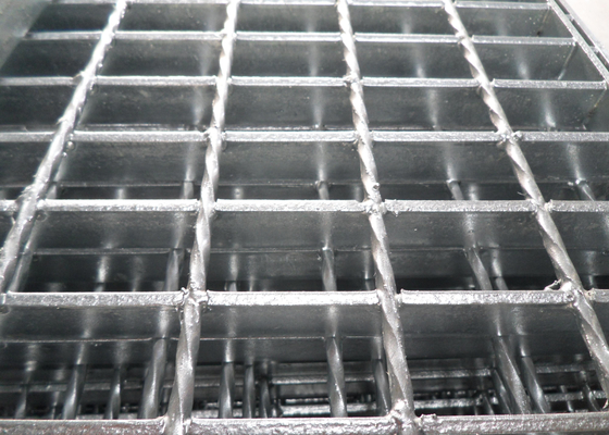 China 8m m x reja ampliada de rejilla de acero resistente torcida 8m m del metal de la carga pesada de la barra proveedor