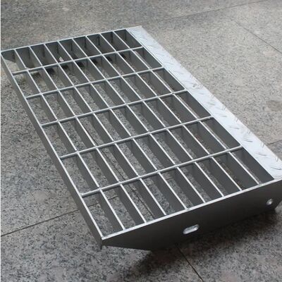 Peldaño de escalera de acero galvanizado con seguridad antideslizante y tamaños personalizables para plataformas industriales