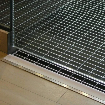 Rejas de acero galvanizado DIP caliente con barra de rodamiento de 25x5 mm y estilo dentado para pasarelas industriales