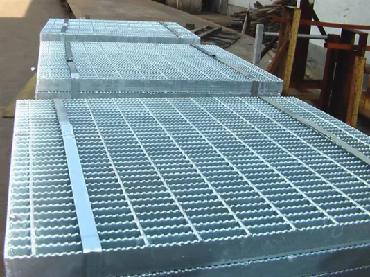 Peldaños de escalera de rejilla de acero estables galvanizados en caliente