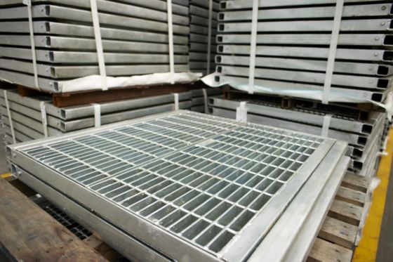 Peldaños de escalera de rejilla de acero al carbono para escaleras de rejilla de barra plana soldada