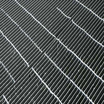 Plataforma de rejilla de acero galvanizado DIP caliente con propiedades anticorrosión y diseños personalizables para uso industrial