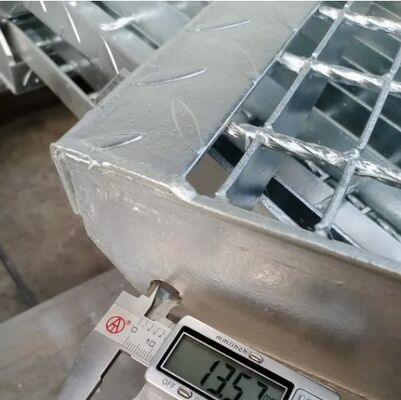 Pistas de escalera de acero galvanizado resistente a la corrosión y resistentes a la corrosión con superficie antideslizante para pasarelas seguras