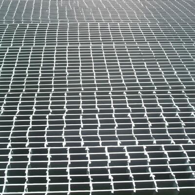 Piso de escalera de rejilla galvanizada en acero con superficie antideslizante y tamaños personalizables para la construcción