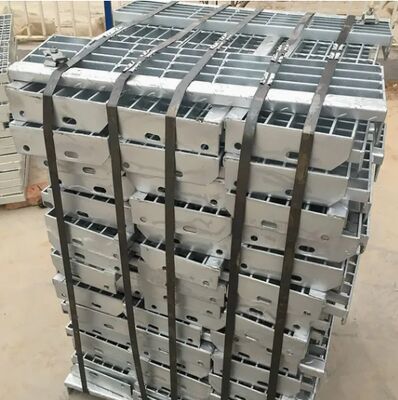 Peldaños de escalera de acero galvanizado en caliente con borde antideslizante y tamaños personalizables para uso industrial