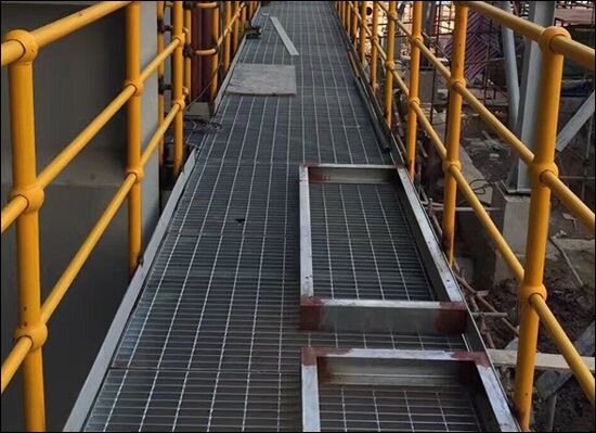 Rust-Proof Galvanized Steel Grating Platform with Serrated Non-Slip Surface for Industrial Walkways (Plataforma de rejilla de acero galvanizado a prueba de corrosión con superficie serrada no resbaladiza para calles industriales)