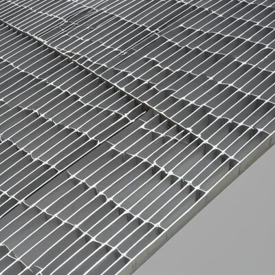 Rust-Proof Galvanized Steel Grating Platform with Serrated Non-Slip Surface for Industrial Walkways (Plataforma de rejilla de acero galvanizado a prueba de corrosión con superficie serrada no resbaladiza para calles industriales)