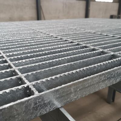 Rejilla de acero galvanizado dentado con barra portante de 25x5 mm para pasarelas y plataformas duraderas