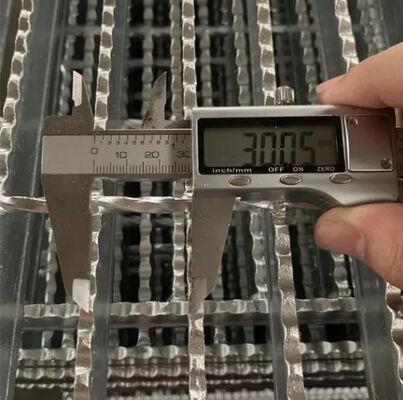 25X3mm Rejilla de acero dentada galvanizada extraíble para plataformas y pasarelas antideslizantes