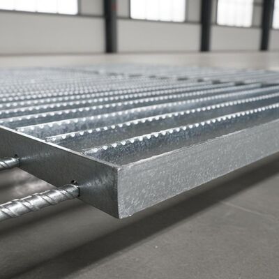 Rejas de acero serrado galvanizado resistente a la oxidación con barra de rodamiento de 25x5 mm para plataformas antideslizantes
