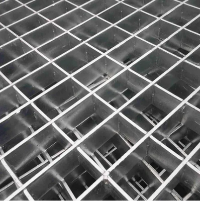 Rejas de acero galvanizado DIP caliente con barra de rodamiento de 25x5 mm y estilo dentado para pasarelas industriales