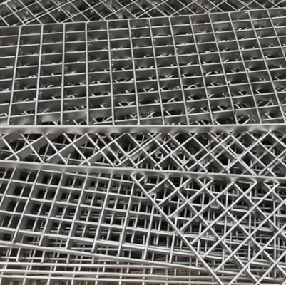 Rejas de acero galvanizado DIP caliente con barra de rodamiento de 25x5 mm y estilo dentado para pasarelas industriales