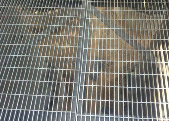 Suelo de rejilla de acero galvanizado sumergido caliente de la rejilla del metal del acero con poco carbono de la plataforma