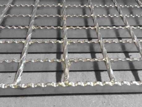 Rejilla de acero estándar internacional antideslizante HDG para plataforma de acero / panel de malla de pasarela / suelo Rejilla de metal de barras de soldadura de acero carbono de alta calidad