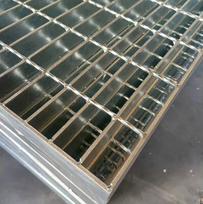 Rejilla de barras de acero galvanizadas y soldadas 30X100mm para pasarelas de plataformas y pasarelas industriales