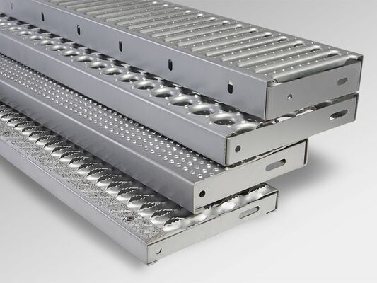 Pistas de acero galvanizado con 25 x 3 a 100 x 8 barras de rodamiento y estándar ANSI/NAAMM para escaleras escalonadas