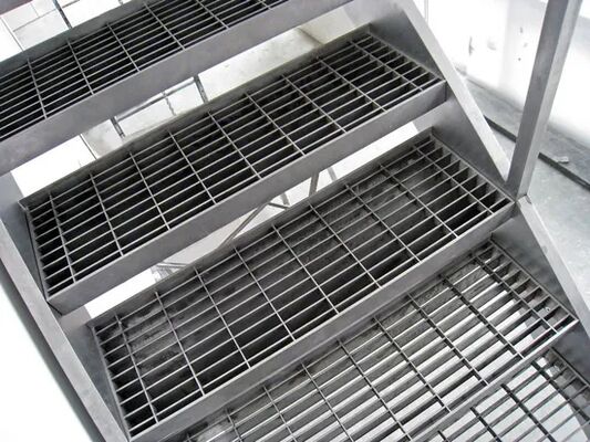 Pistas de escalera de acero galvanizado resistente a la corrosión y resistentes a la corrosión con superficie antideslizante para pasarelas seguras
