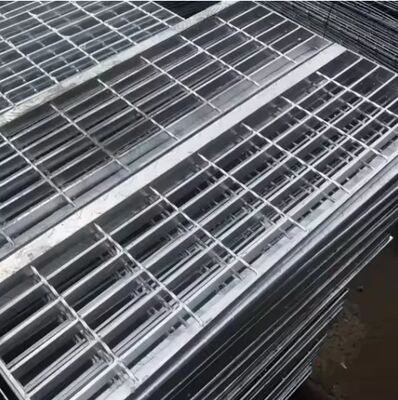 Barras de acero galvanizadas de rejilla de escalera de rodadura para carga pesada con tamaños personalizables