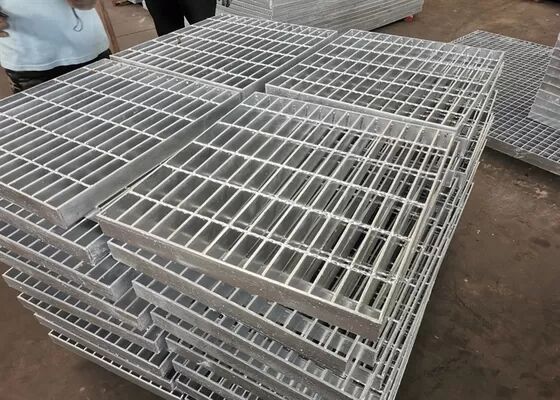 Rust-Proof Galvanized Steel Grating Platform with Serrated Non-Slip Surface for Industrial Walkways (Plataforma de rejilla de acero galvanizado a prueba de corrosión con superficie serrada no resbaladiza para calles industriales)