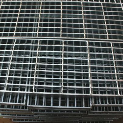 Rejilla de acero galvanizado dentado con barra portante de 25x5 mm para pasarelas y plataformas duraderas