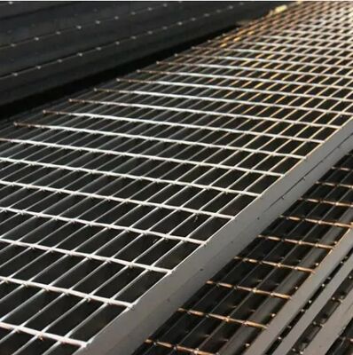 Rejas de acero serrado galvanizado resistente a la oxidación con barra de rodamiento de 25x5 mm para plataformas antideslizantes
