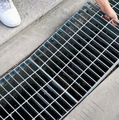 Rejas de barras dentadas con rejas de acero galvanizado en caliente para aplicaciones de banda de rodadura de escaleras antideslizantes