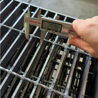 Rejilla de acero galvanizado en caliente de alta resistencia con superficie dentada para plataformas industriales