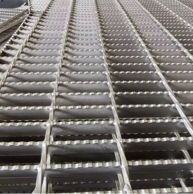Rejas de acero al carbono de barra plana dentada galvanizadas en caliente para pasarelas industriales