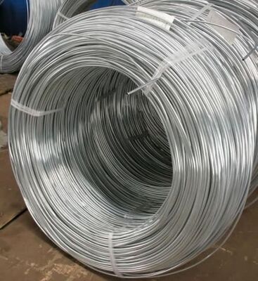 Alambre de hierro galvanizado en caliente con recubrimiento de zinc de 50-150 µm para construcción y cercado fabricado con acero de bajo carbono